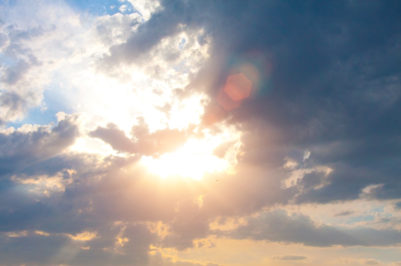 achter de wolken schijnt de zon