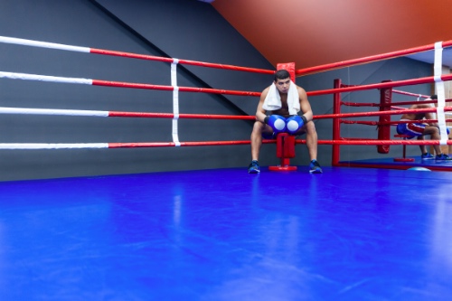 boxer zit futloos in de ring omdat hij geen vechtlust meer heeft