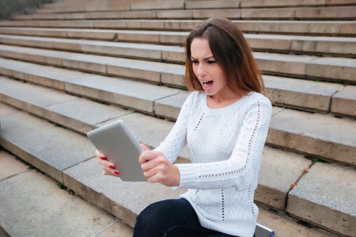 boze gefrustreerde vrouw die een nare reactie heeft gekregen op haar interessemailtje