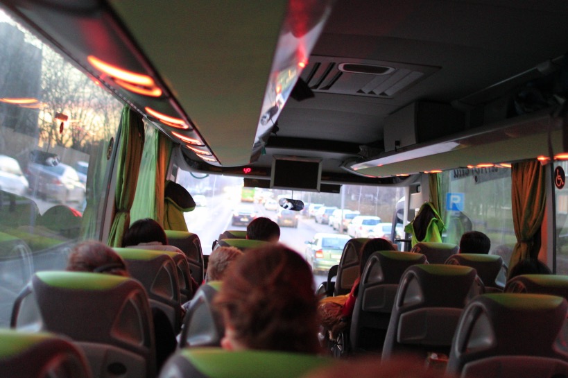 bus vol mensen ter illustratie singlesreis