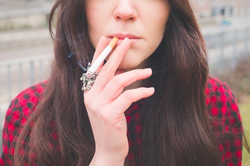 close up van rokende vrouw om een beeld te schetsen van date