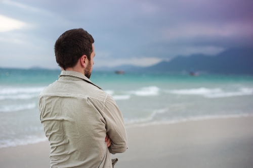 eenzame man op het strand