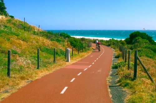 fietsend stel waarbij de man moeite doet om de vrouw bij te houden1jpg