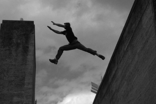 freerunner maakt grote sprong tussen gebouwen om aan te geven dat daters af en toe ook een grote sprong moeten maken