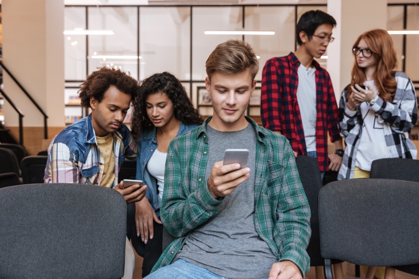 groep singles heeft alleen oog voor smartphones