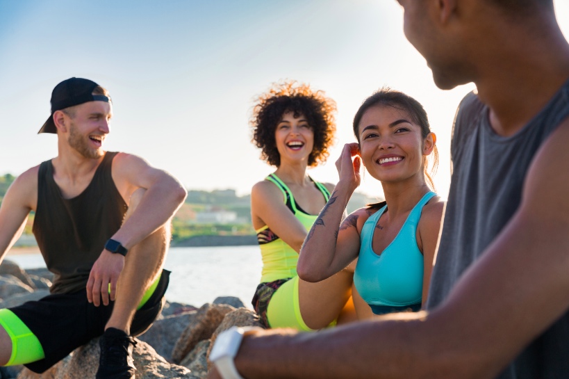 groep singles onderneemt leuke activiteiten samen