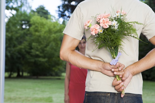 hispanic couple with flowers rtfGJ ECrj