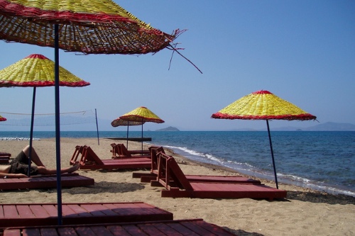 is een zonnig strand met bedjes jouw ideale vakantie of ga je liever iets actievers doen