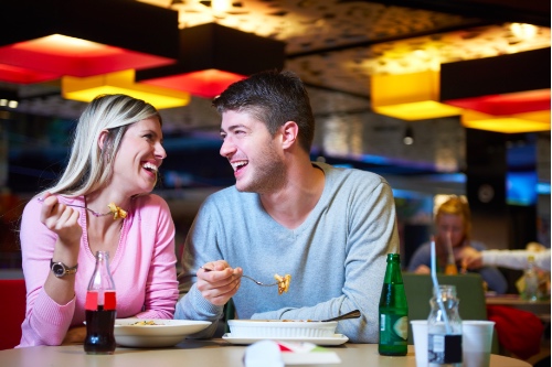 lachend stelletje dat echt plezier heeft tijdens hun eerste date