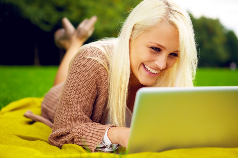 lachende vrouw die blij wordt van online daten