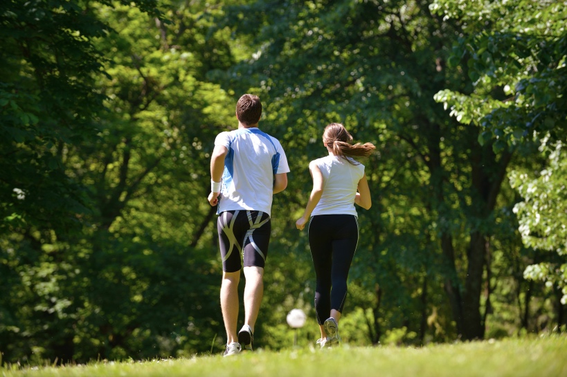 lange man kortere vrouw samen aan het joggen
