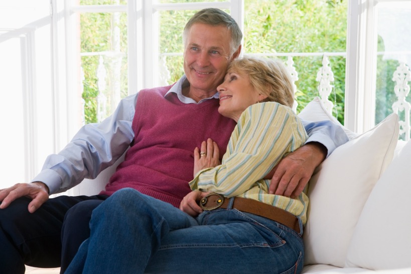 liefdevol stel samen op bank