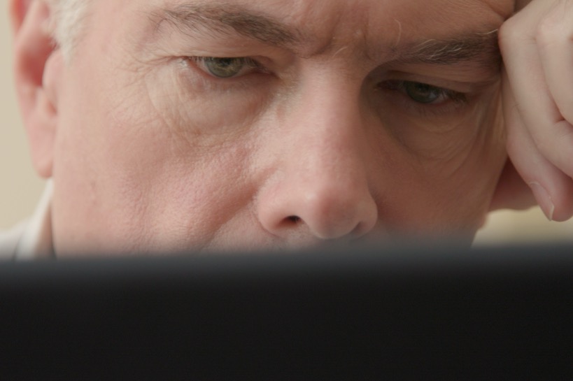 man bekijkt profielen op datingsite