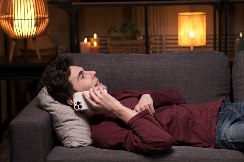 man belt laat op de avond met date