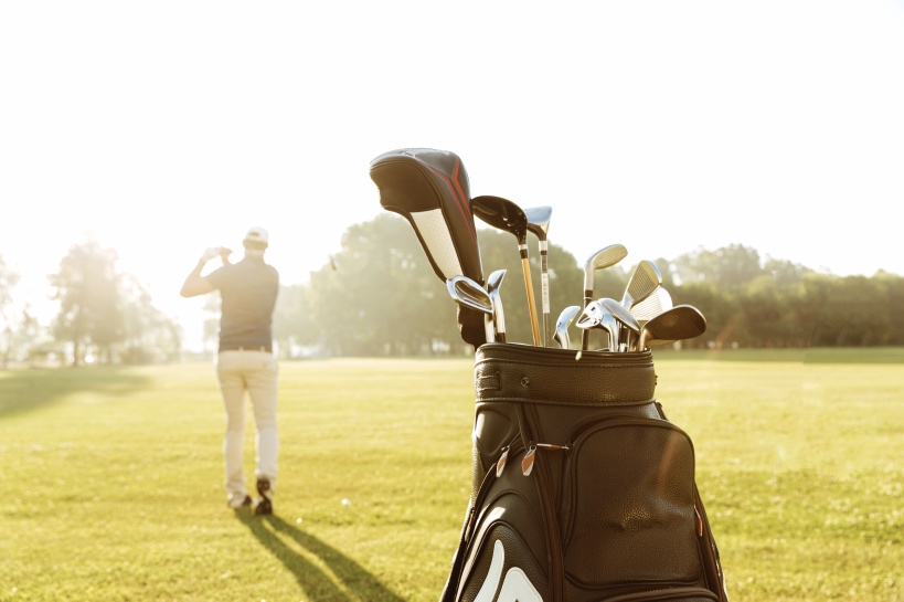 man besteedt al zijn vrije tijd aan golfen