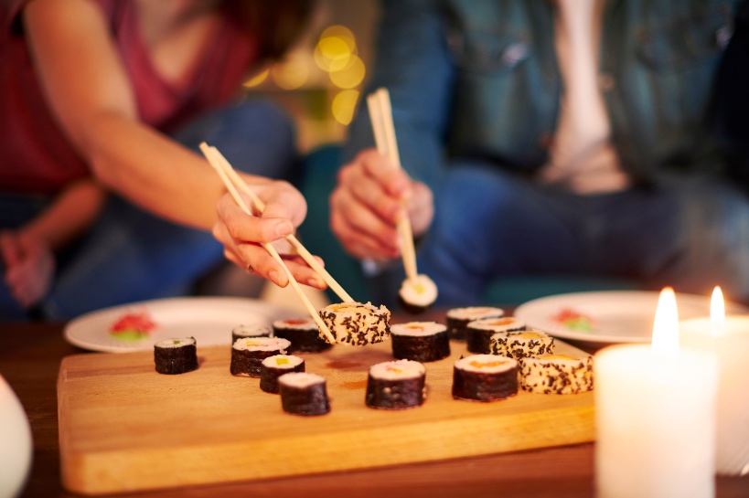 man en vrouw eten sushi op eerste date