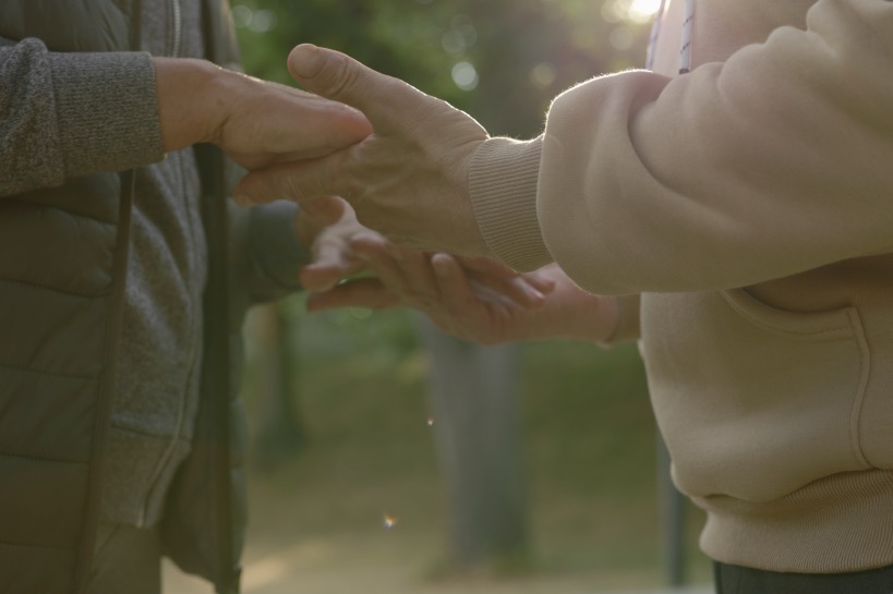 man en vrouw houden handen vast