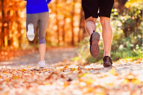 man en vrouw lopen hard in het bos als alternatieve eerste date