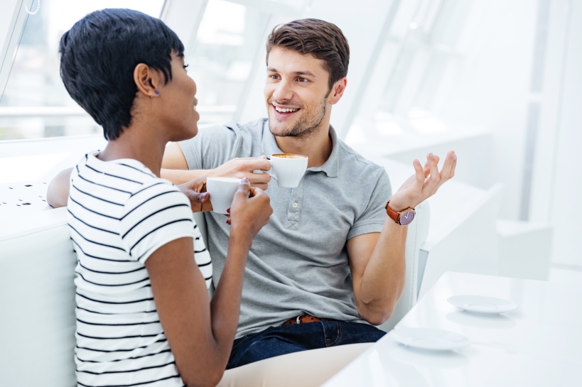 man en vrouw ontmoeten elkaar op speeddate