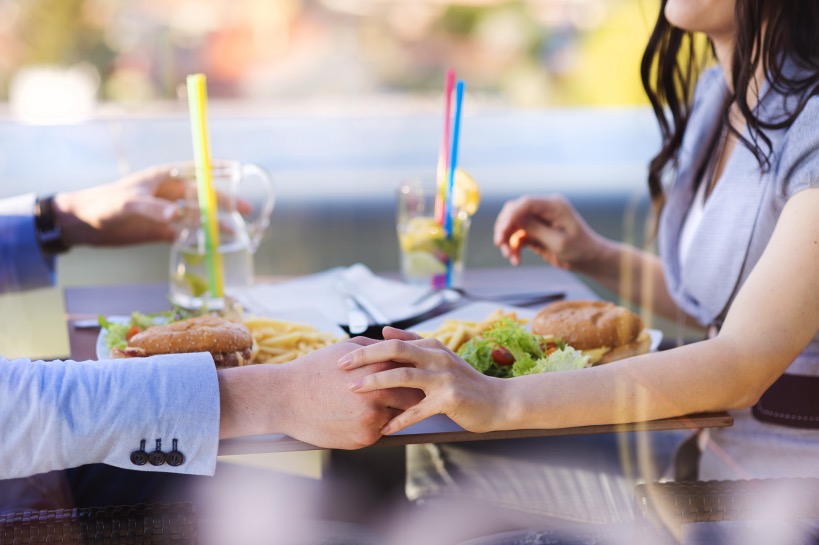 man en vrouw tijdens romantische date