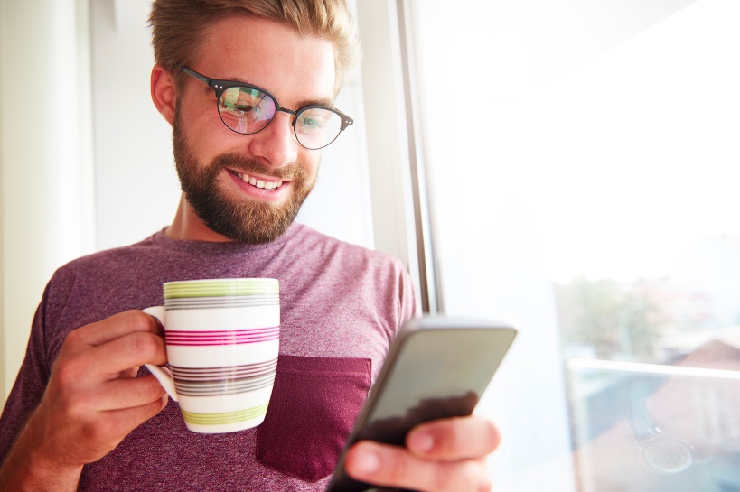 man geniet van zijn single bestaan ondanks coronacrisis