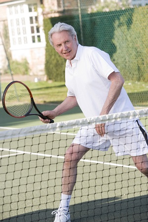 man playing tennis and smiling BYylrETCHj