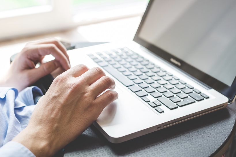 man stuurt mailtjes op datingsite