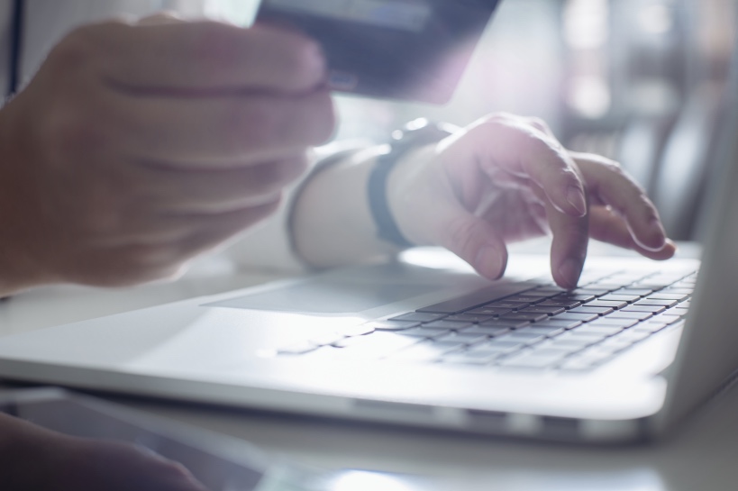 man tuint in online oplichting