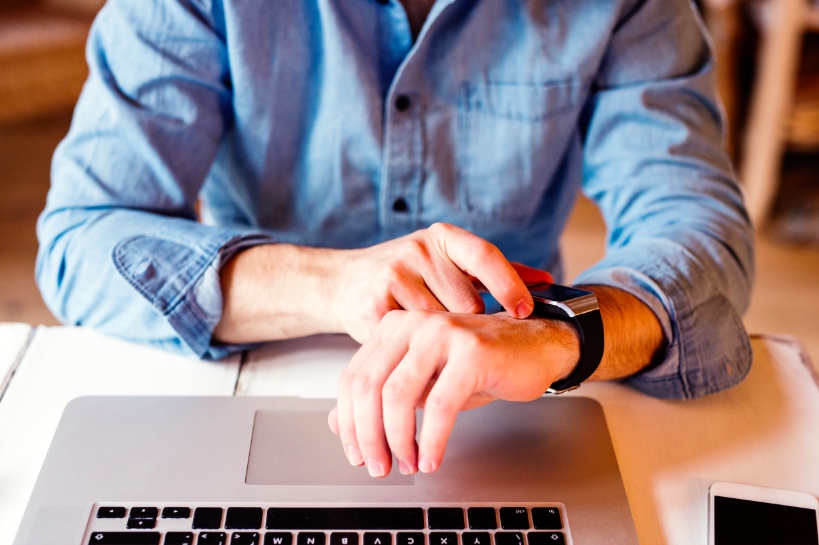 man wacht tot hij wordt benaderd door vrouw op datingsite