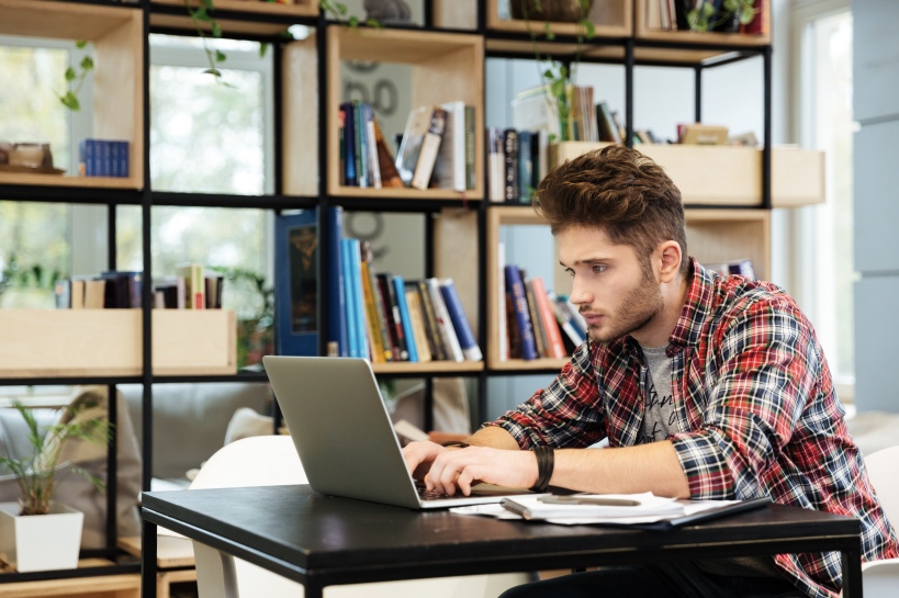 man werkt aan profieltekst voor datingsite