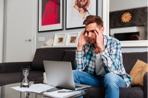 man zoekt zijn date even snel op met google