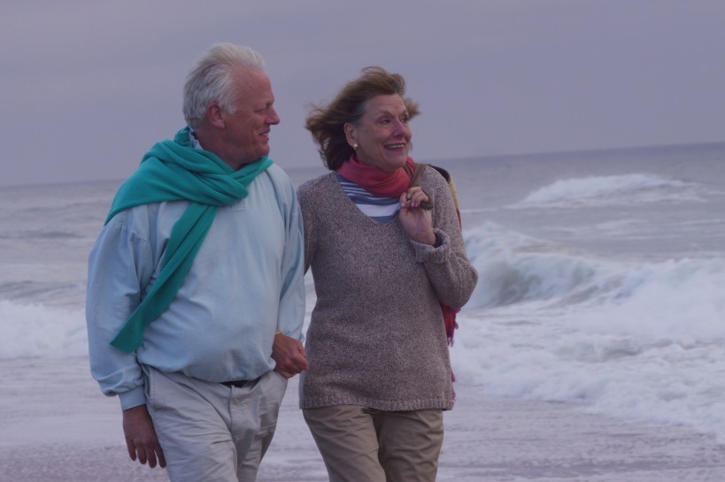 ouder stel heeft date op strand