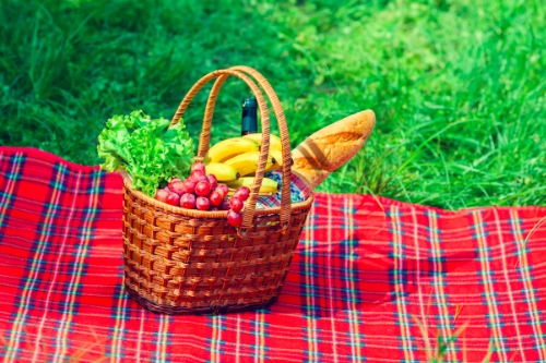 picknickmand om aan te geven dat dit een leuk date idee is voor de lente