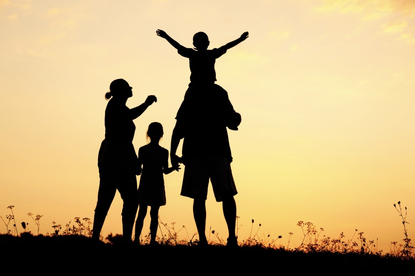 silhouet van gelukkig gezin ter illustratie van kinderwens