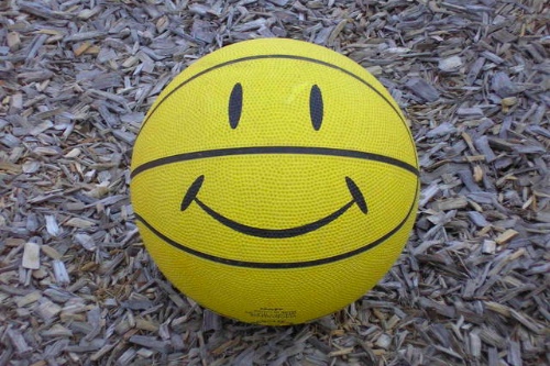 smiley op een basketbal om aan te geven dat je moet blijven lachen