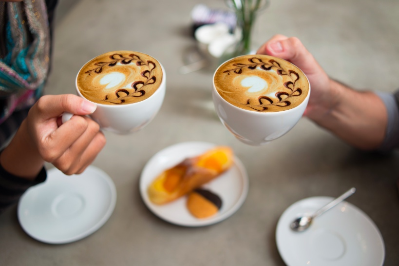 stel drinkt koffie tijdens microdate