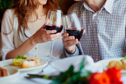 stel heeft een spannende eerste date in een restaurant