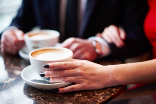 stel heeft eerste date in koffietentje