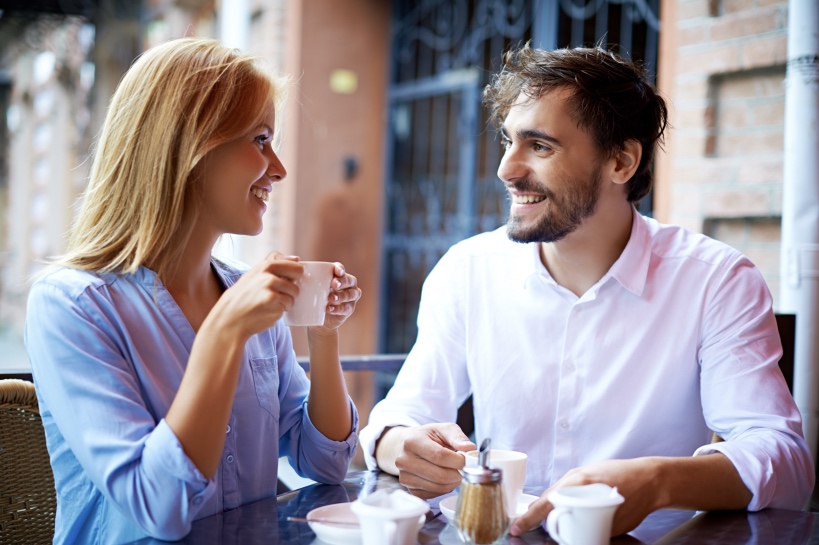 stel heeft eerste date op terras