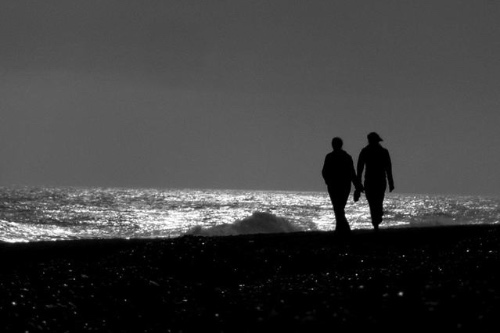 stel maakt romantische strandwandeling