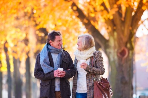 stel ontmoet elkaar voor eerste date in park