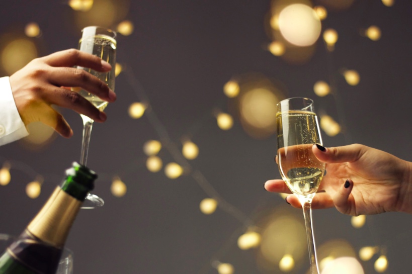 stel proost op het nieuwe jaar en hun goede voornemens