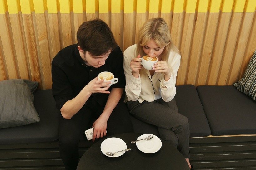 stelletje drinkt koffie op eerste date