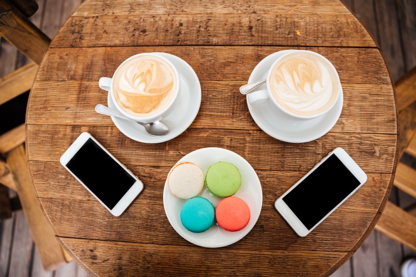 twee koppen koffie op tafel ter illustratie van koffiedate