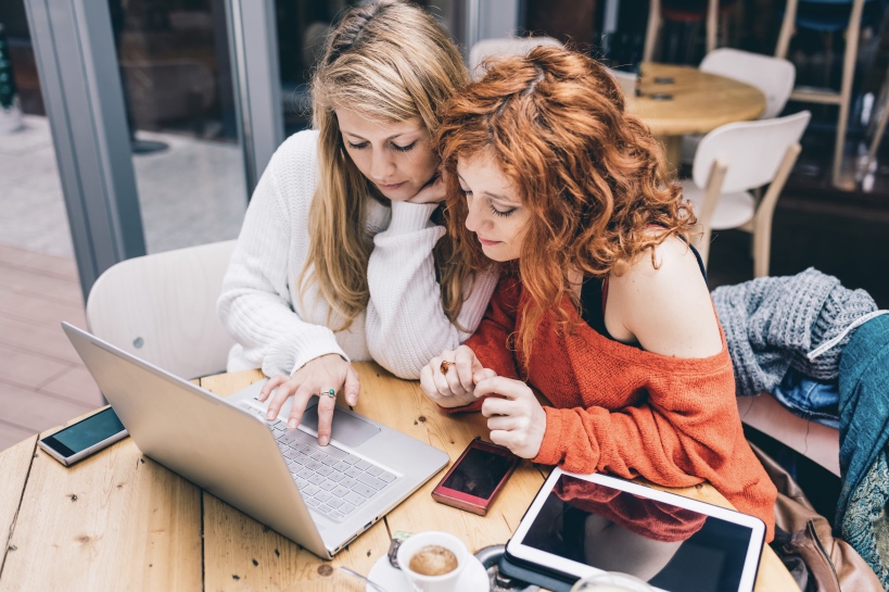 twee vrouwen die alles digitaal doen