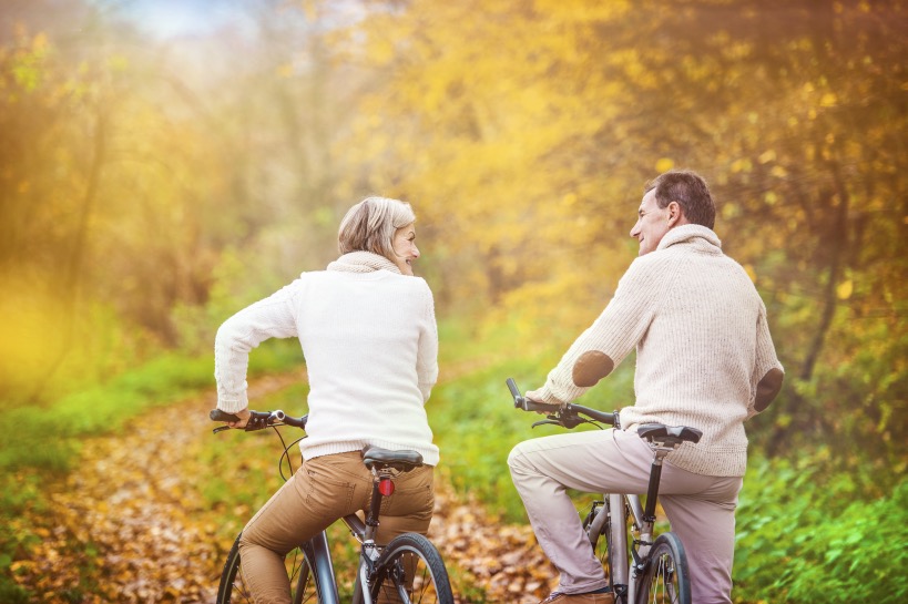 verliefd stel op fiets in bos