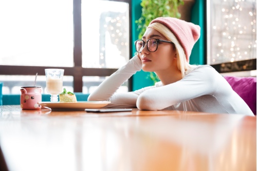 verveelde vrouw denkt na over haar mislukte date van gisteren