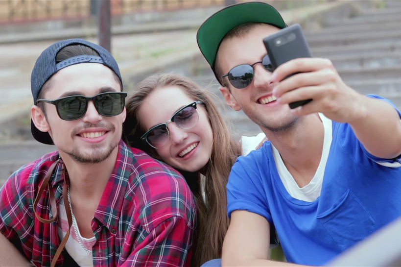 vriendengroep maakt selfie samen