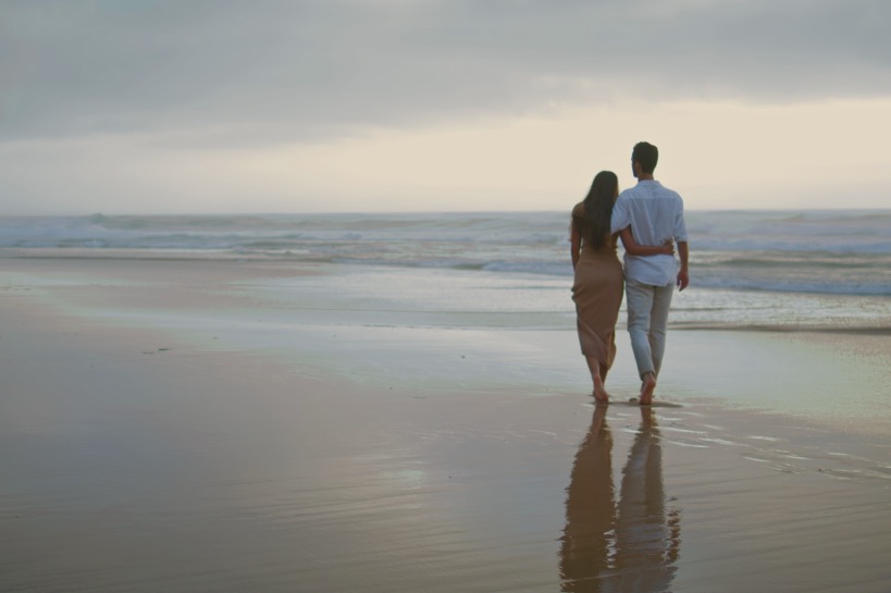 vrolijk stel samen op strand
