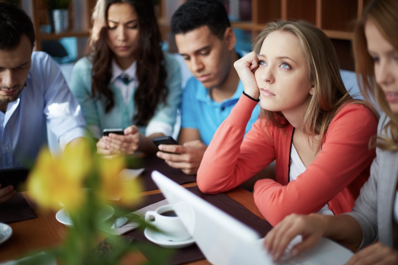 vrouw baalt van negatieve date ervaringen